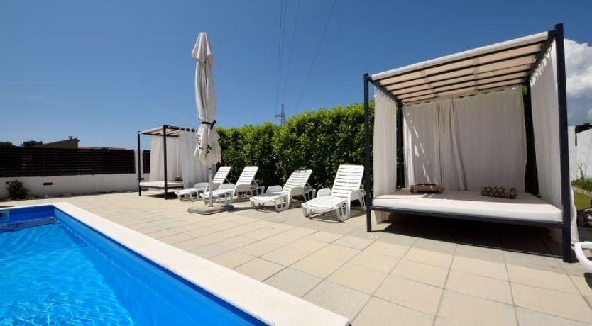 Photo of Queen Ahn with heated pool