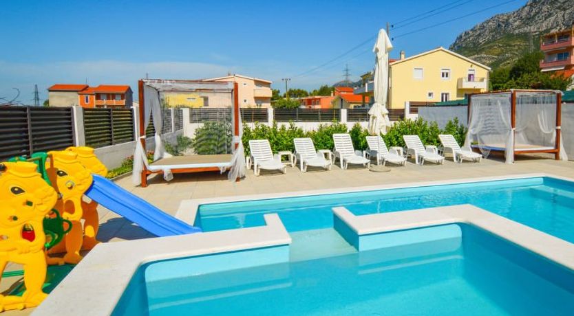 Photo of Queen Ahn with heated pool