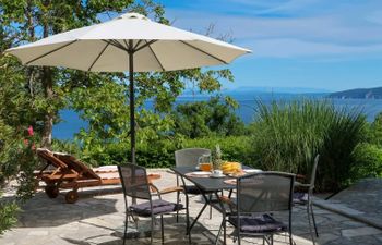 Makvic Holiday Home