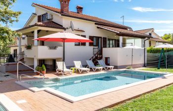 Poje Holiday Home