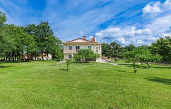 Macini Apartment 4 Holiday Home