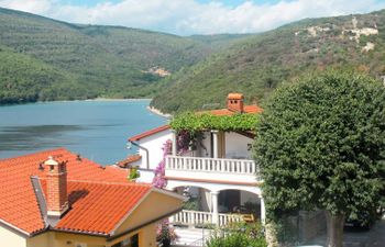Violetta Apartment 2 Holiday Home