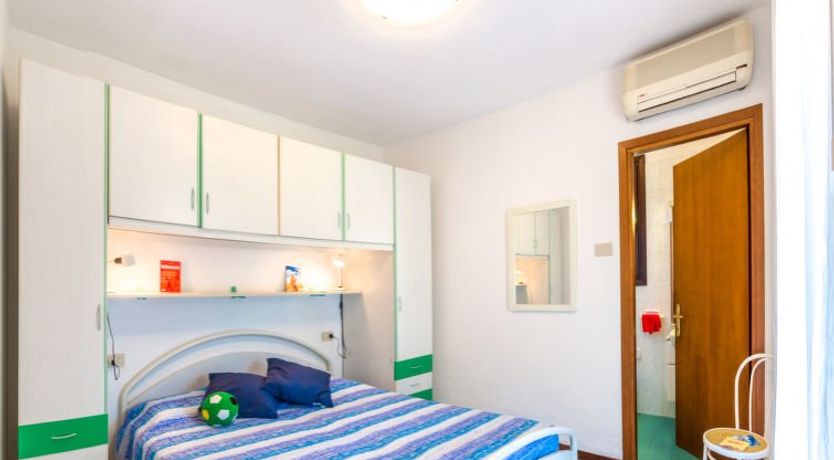 Photo of Super Dinky (BIB287)