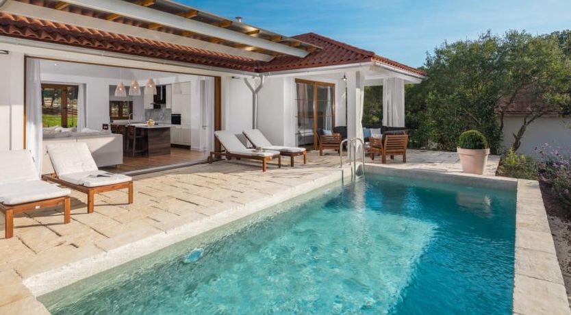 Photo of Luxury Beachside Villa Porto Bus