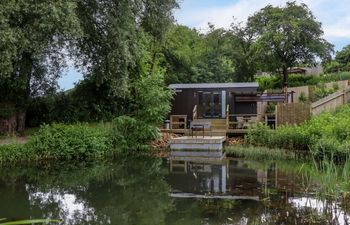 The Shepherds Hut at Bridge Lake Farm & Fishery Holiday Cottage