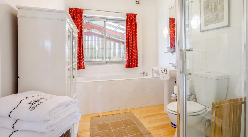 Photo of 2 Bed in Glastonbury