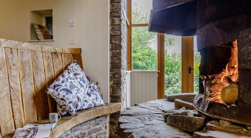 Photo of 4 Bed in Cantref