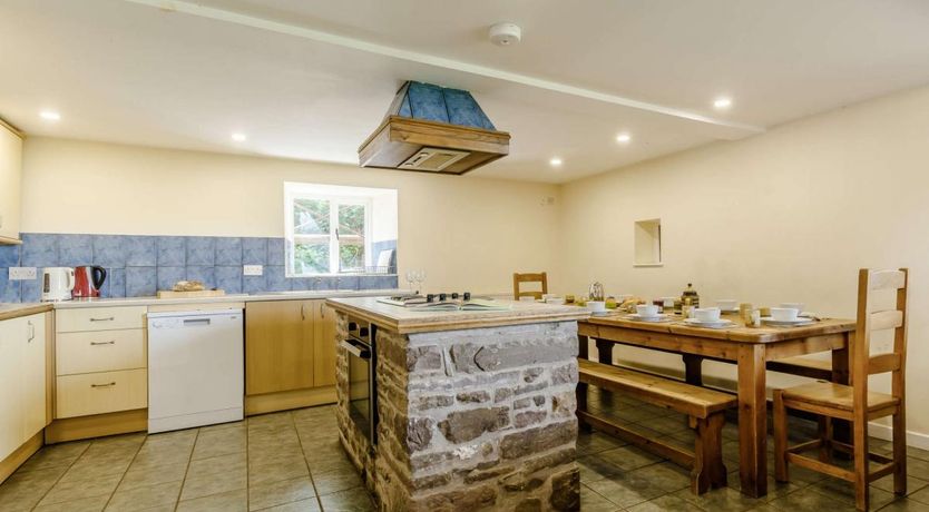 Photo of 4 Bed in Cantref