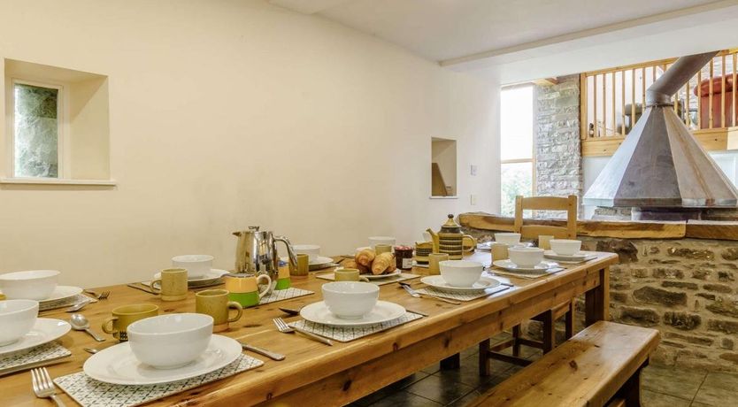 Photo of 4 Bed in Cantref