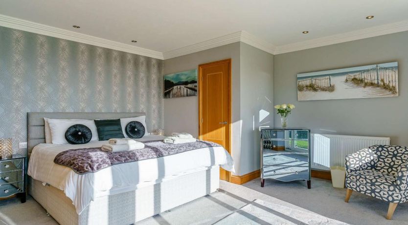 Photo of 2 Bed in Tenby