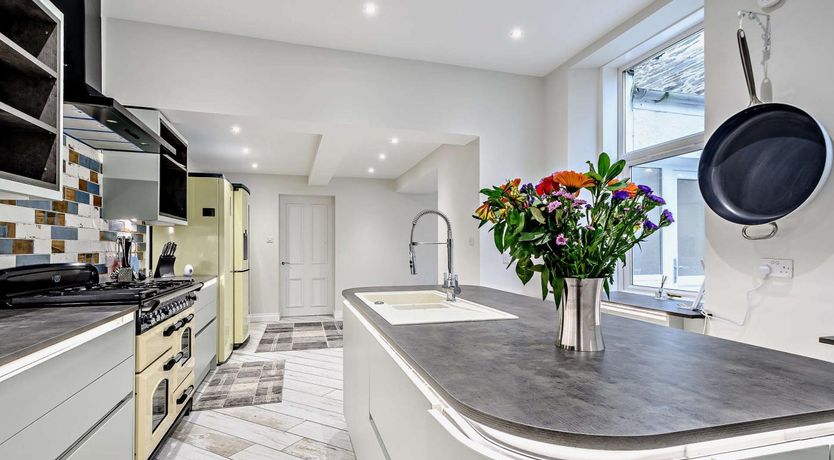 Photo of 6 Bed in Dunoon