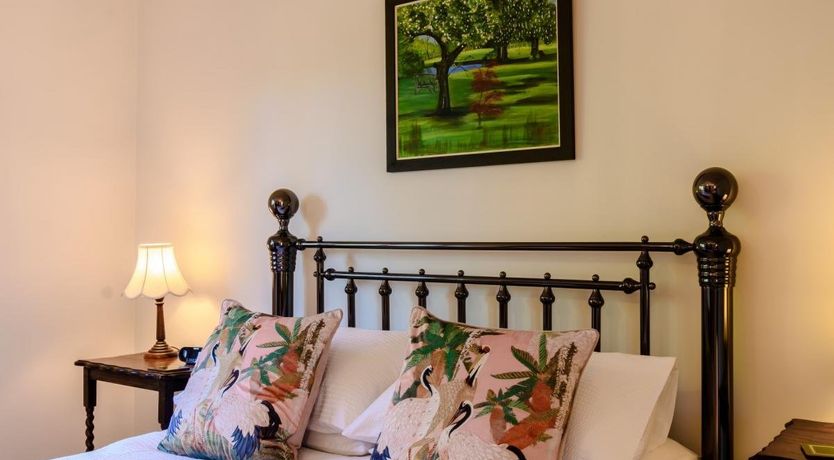 Photo of 1 Bed in Hurst Green