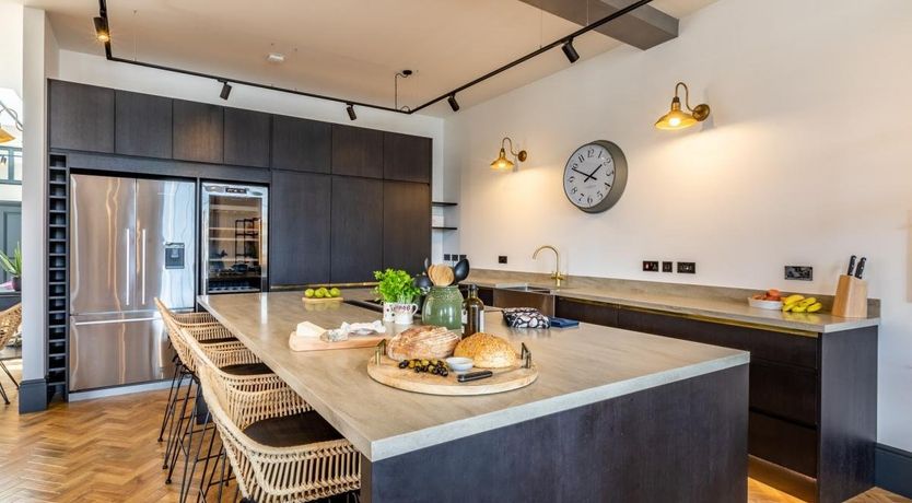 Photo of 5 Bed in Bideford