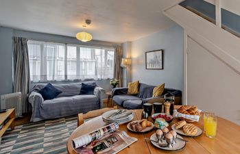 in Freshwater East (FB102) Holiday Home