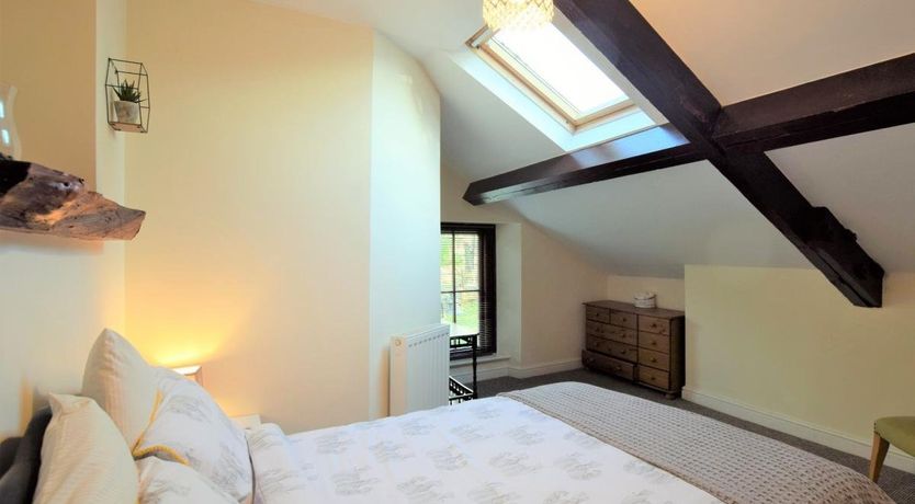 Photo of 5 Bed in Mosser