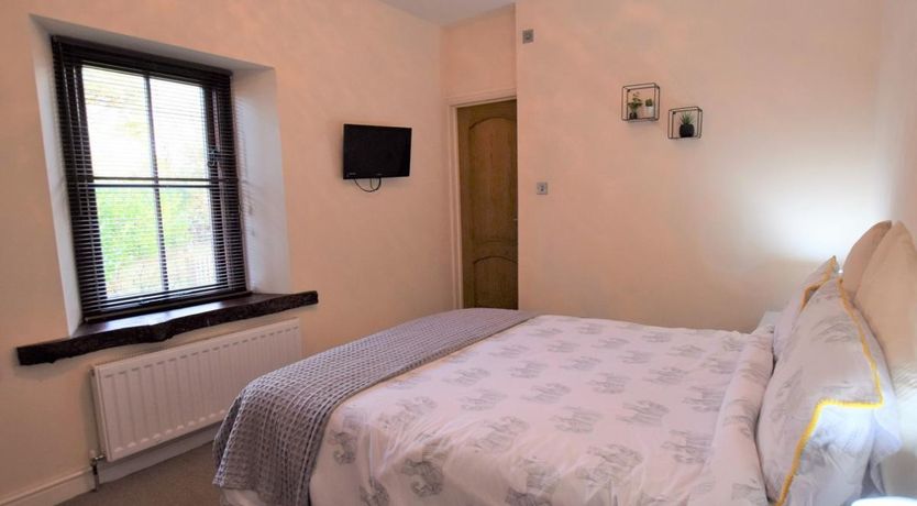 Photo of 5 Bed in Mosser