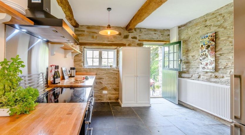 Photo of 4 Bed in Ponthirwaun