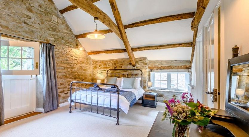 Photo of 4 Bed in Ponthirwaun