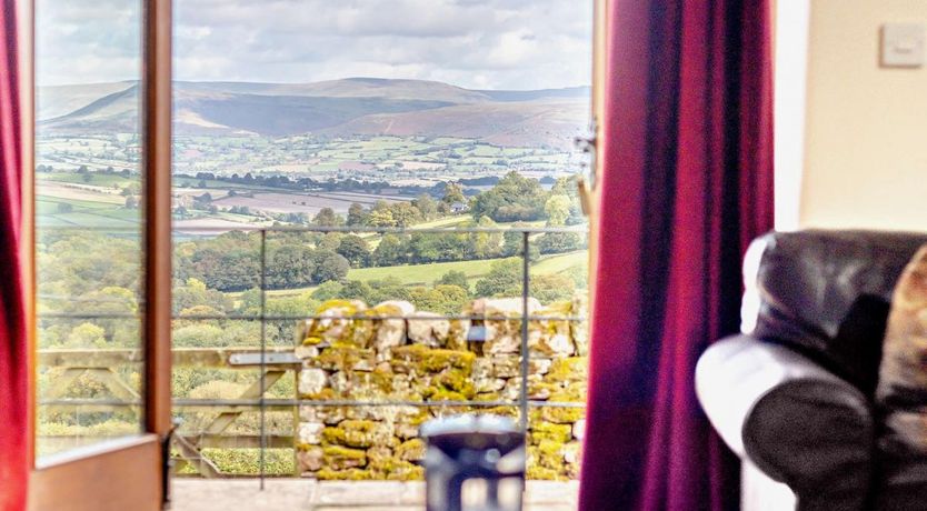 Photo of 4 Bed in Cantref