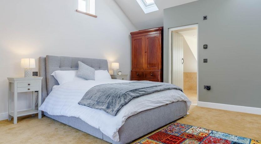 Photo of 5 Bed in Otterham