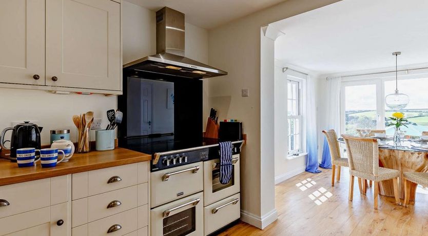 Photo of 3 Bed in Saint Just in Roseland