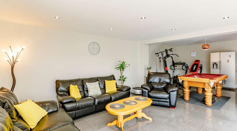 Photo of 5 Bed in Brough