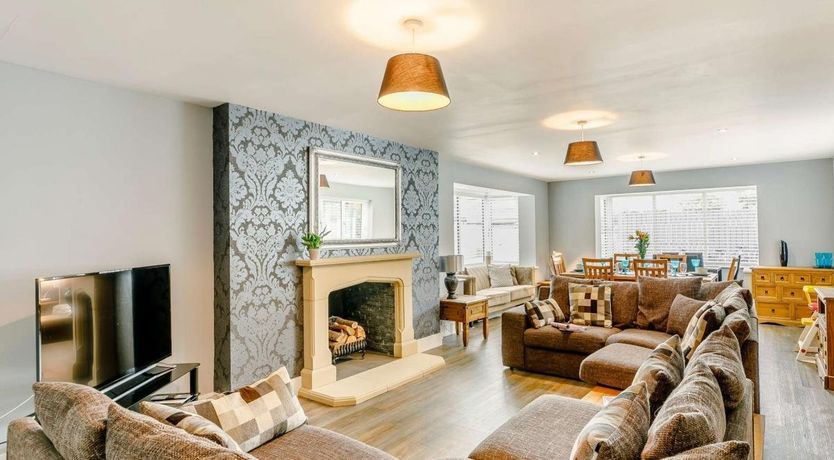 Photo of 5 Bed in Newport