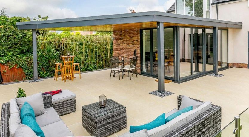 Photo of 5 Bed in Newport