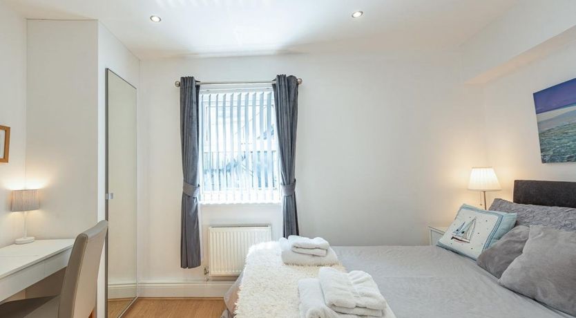 Photo of 2 Bed in Tenby