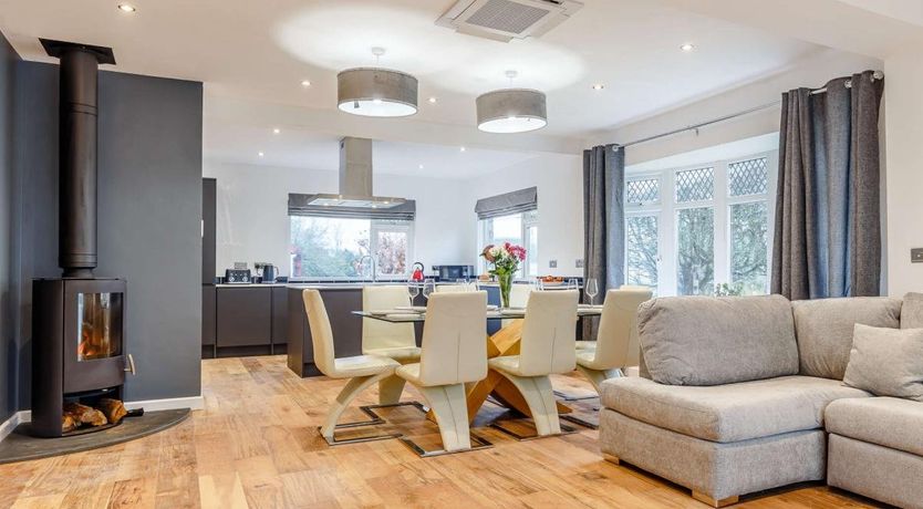 Photo of 4 Bed in St. Newlyn East