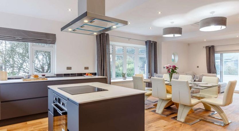 Photo of 4 Bed in St. Newlyn East