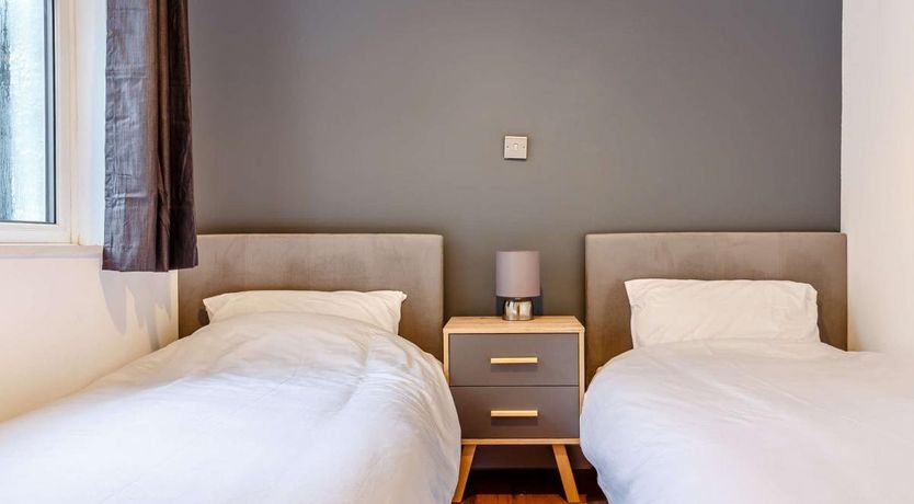 Photo of 4 Bed in St. Newlyn East