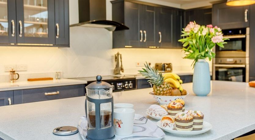 Photo of 6 Bed in Milborne St. Andrew