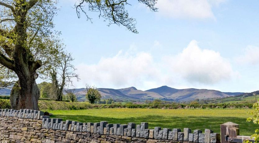 Photo of 6 Bed in Llanfrynach