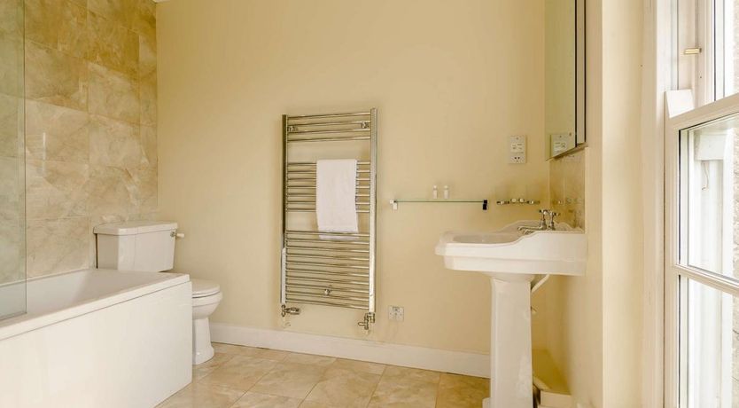 Photo of 5 Bed in Litton Cheney