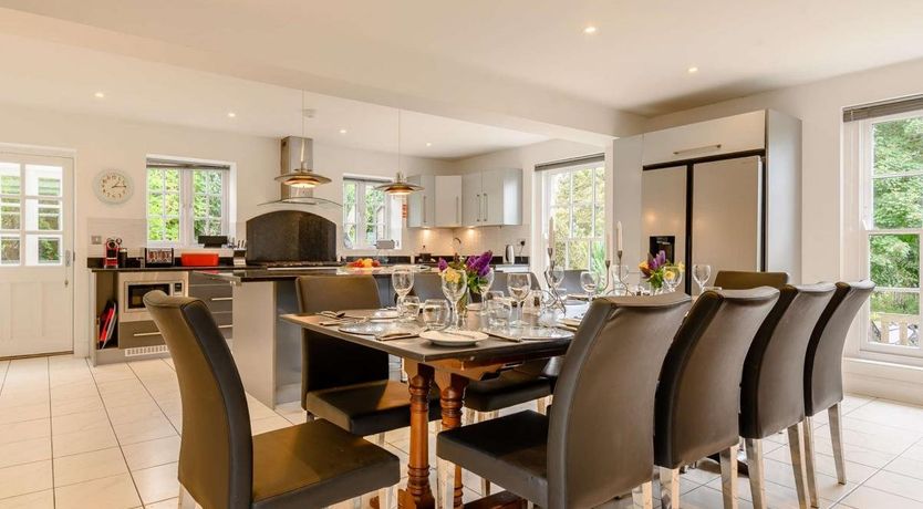 Photo of 5 Bed in Litton Cheney