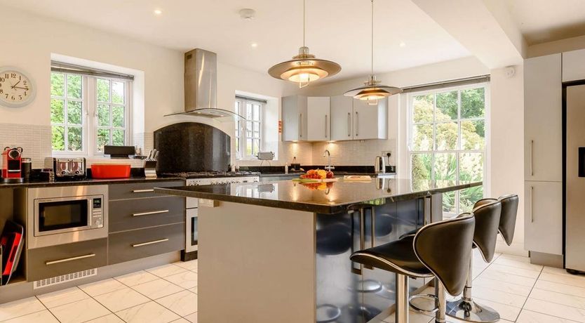 Photo of 5 Bed in Litton Cheney