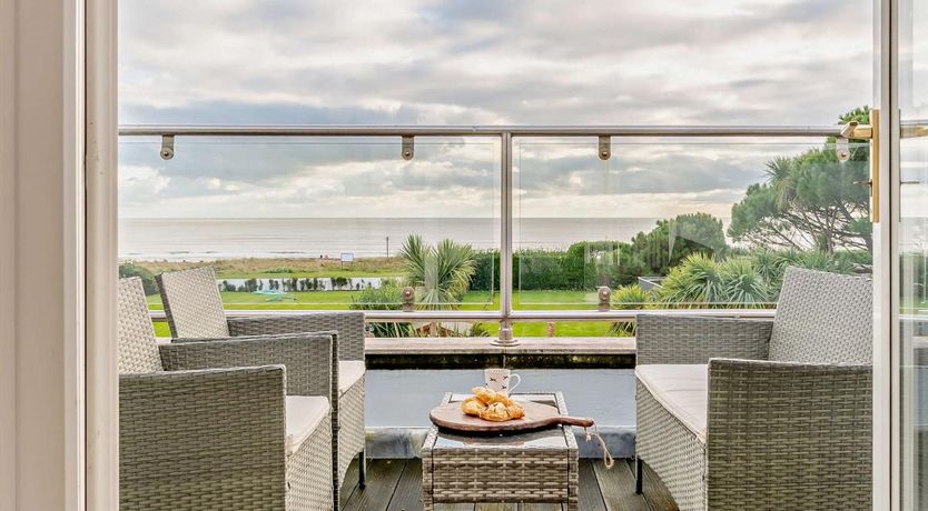 Photo of 4 Bed in Middleton-on-Sea