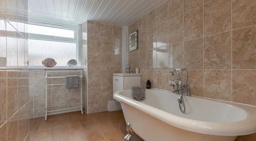 Photo of 5 Bed in Melrose