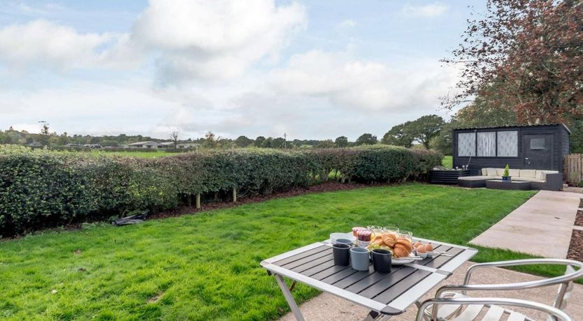 Photo of 2 Bed in Crowton