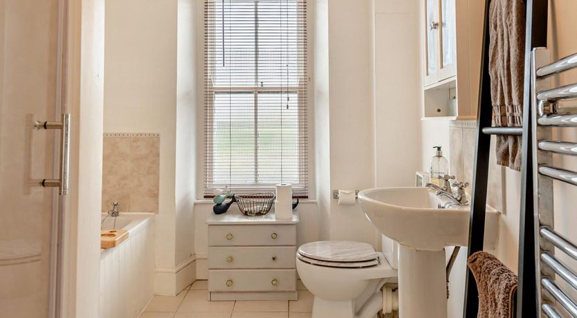 Photo of 4 Bed in Pembroke