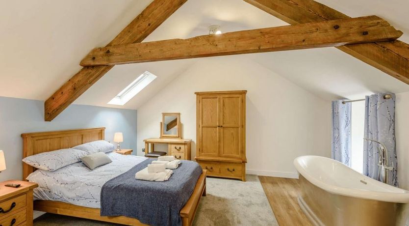 Photo of 1 Bed in Maenan