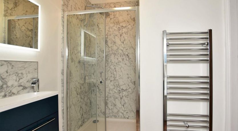 Photo of 1 Bed in Maenan