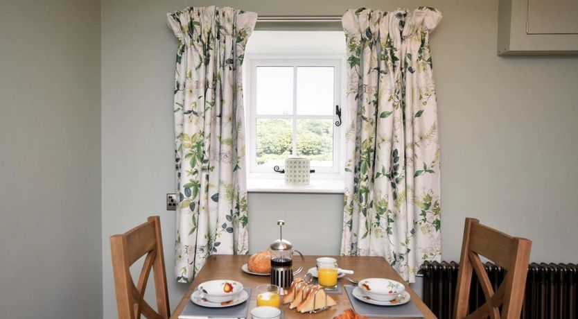 Photo of 1 Bed in Maenan