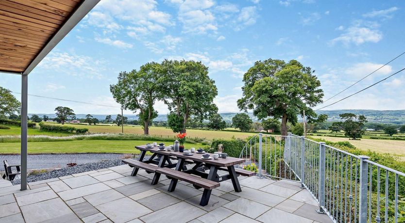 Photo of 5 Bed in Denbigh