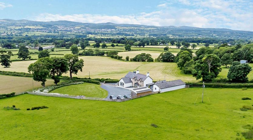 Photo of 5 Bed in Denbigh