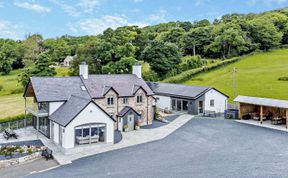 Photo of 5 Bed in Denbigh