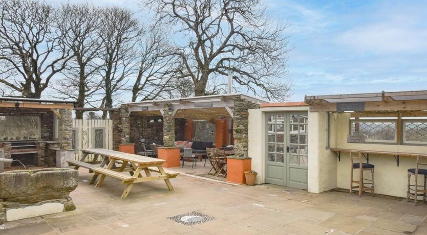 Photo of 5 Bed in Laneast