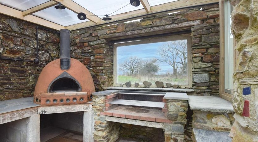 Photo of 5 Bed in Laneast