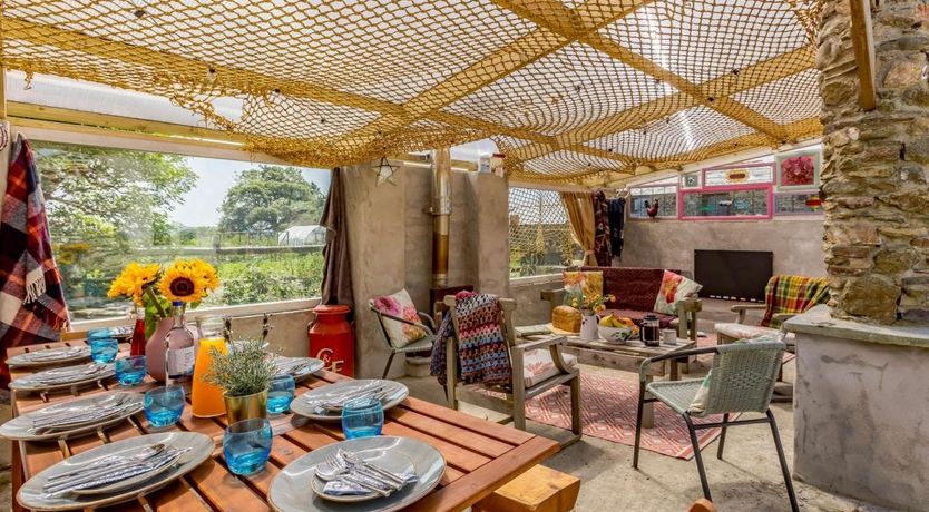 Photo of 5 Bed in Laneast